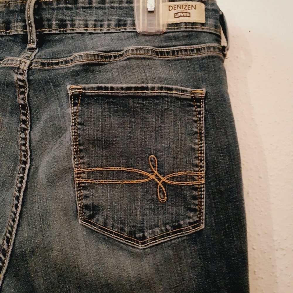 Distressed Levi's - Picture 4 of 10